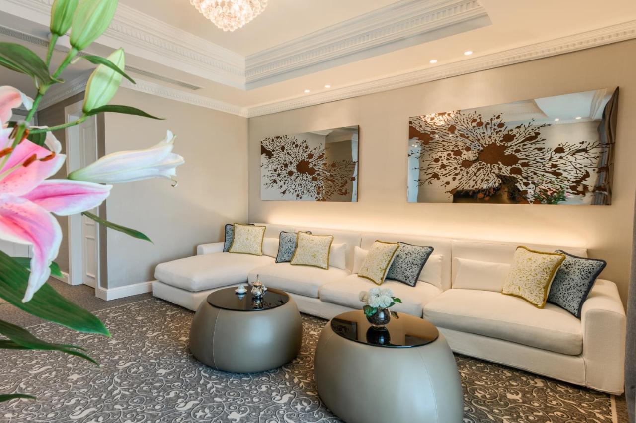 Centara West Bay Hotel & Residences Ad-Dauha Zewnętrze zdjęcie The lobby of the hotel