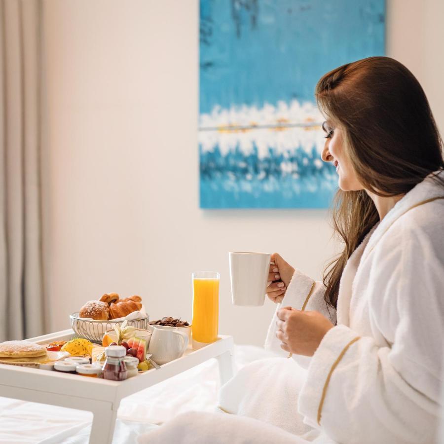 Centara West Bay Hotel & Residences Ad-Dauha Zewnętrze zdjęcie A woman in a bathrobe