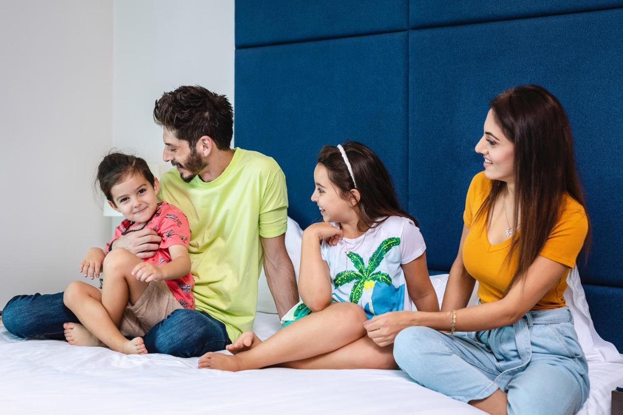 Centara West Bay Hotel & Residences Ad-Dauha Zewnętrze zdjęcie A family