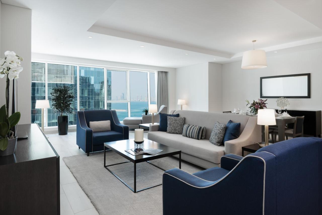 Centara West Bay Hotel & Residences Ad-Dauha Zewnętrze zdjęcie A living room at the Ritz-Carlton, Dubai
