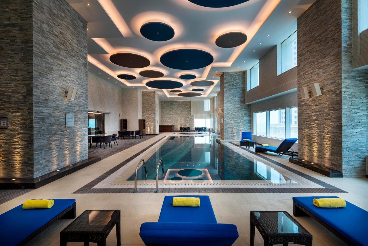 Centara West Bay Hotel & Residences Ad-Dauha Zewnętrze zdjęcie The swimming pool at the hotel